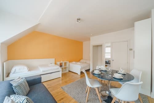 Cosy High Floor Studio Greek Street Soho