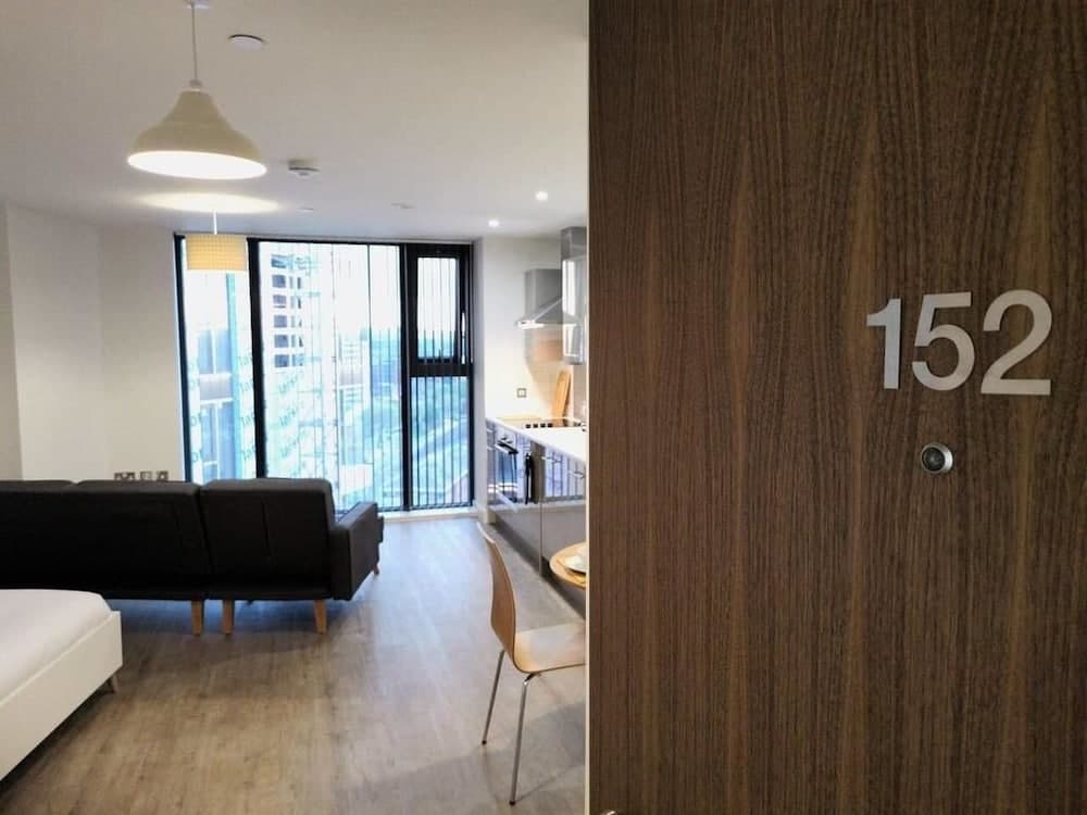 A Modern Studio With Great City Views - 17th Floor, City Views & 2 Minutes to Canal