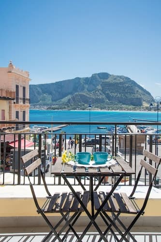 Casetta Vista Mare in Piazza a Mondello by Wonderful Italy