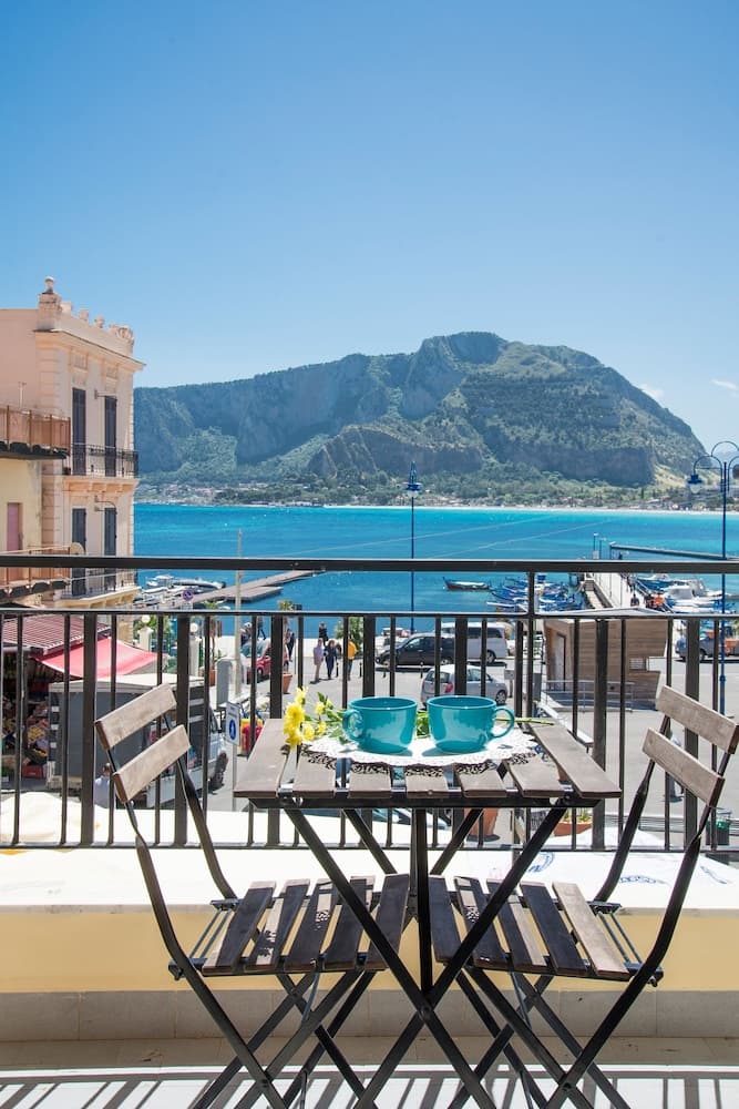 Casetta vista mare in piazza a Mondello