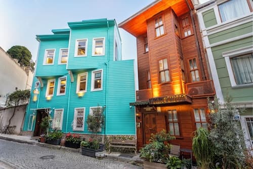 Wonder Wood Hotel