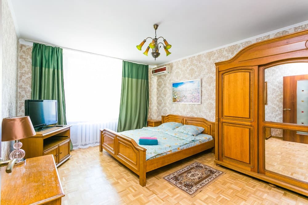 Apartment on Tryokhgorny Val