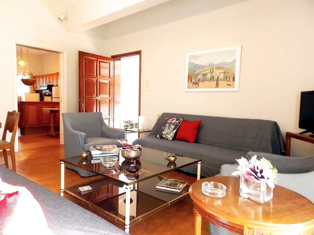 Glyfada Spacious Apartment Garden