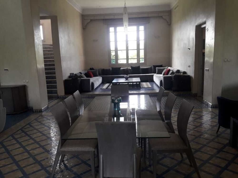 Odada yemek servisi