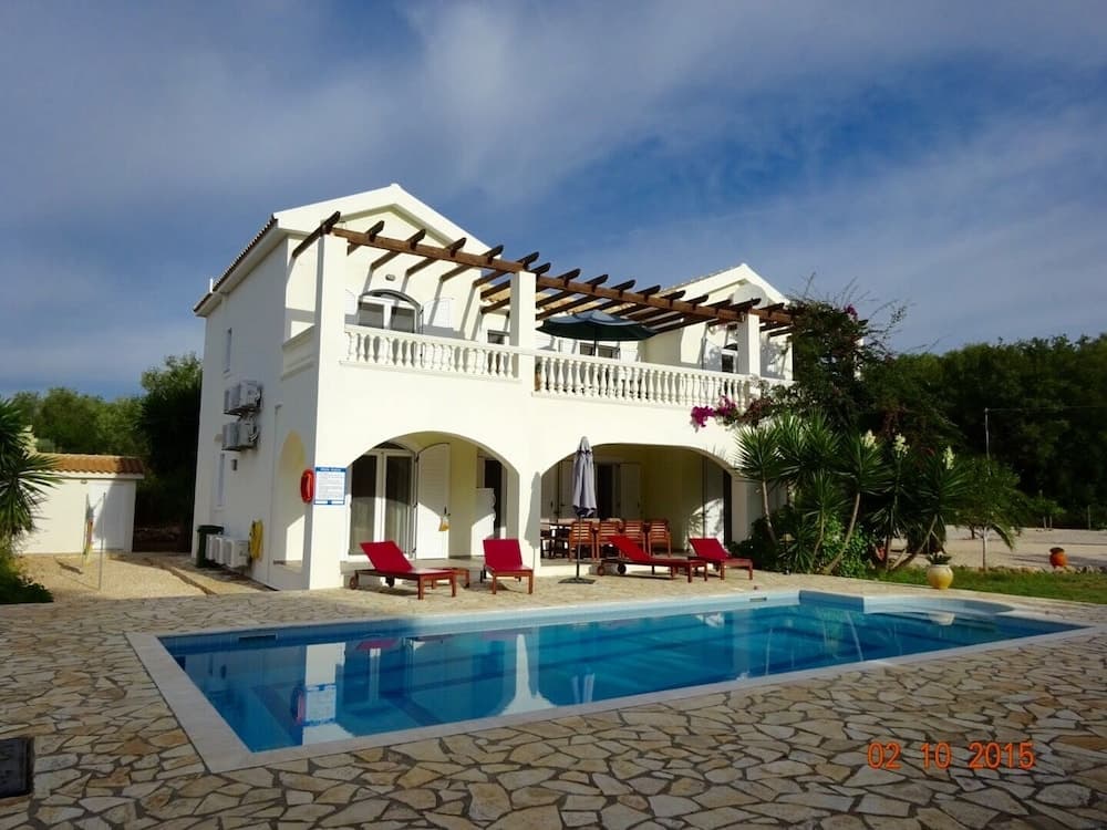 Spacious 5 Bed Villa With Pool in Kefalonia