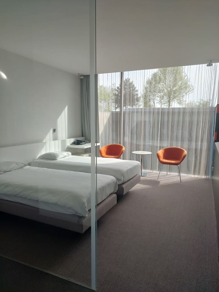 D-Hotel