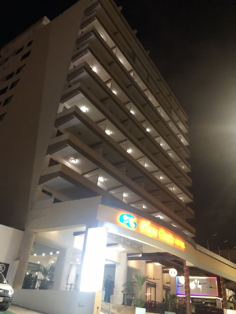 Konaklama yerinin ön cephesi - akşam/gece