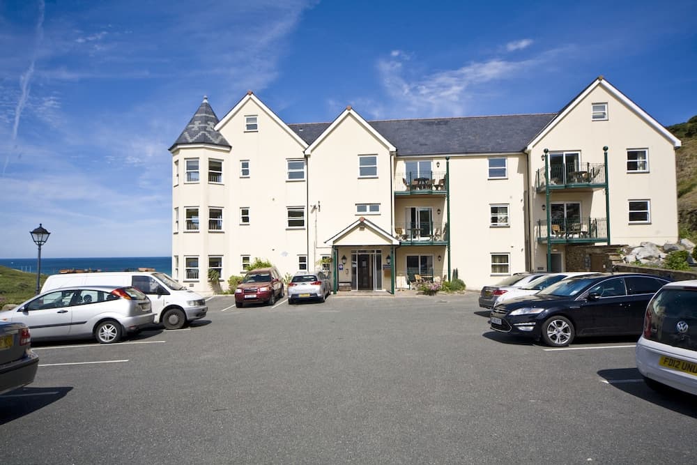 Beachcombers Apartments