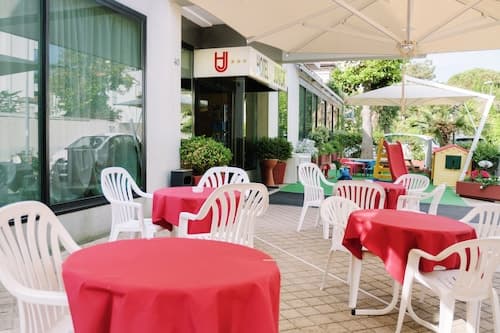 Hotel Junior
