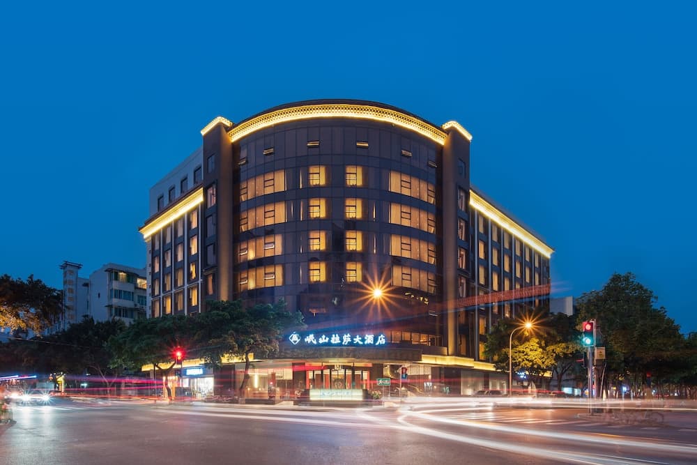 Konaklama yerinin ön cephesi - akşam/gece