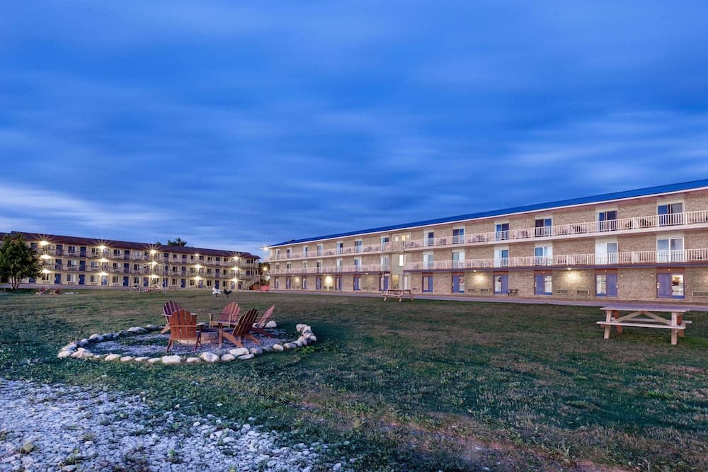 Days Inn & Suites by Wyndham St. Ignace Lakefront
