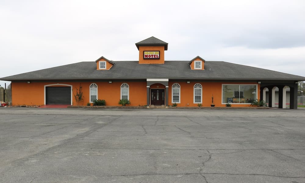 Deluxe Inn Motel