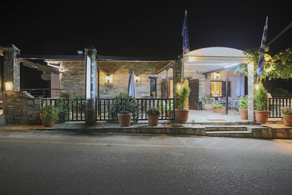 Konaklama yerinin ön cephesi - akşam/gece
