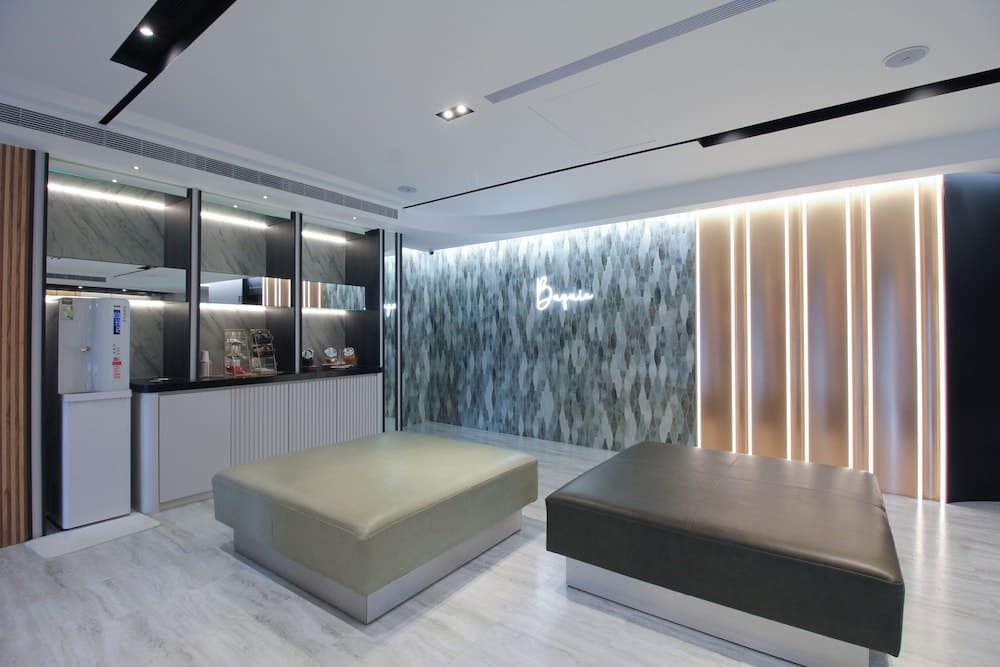 Hotel B