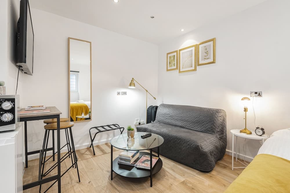 Beautiful Hyde Park Studio Flat