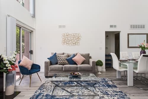 Luxurious 2BD & Den Hollywood Apartment