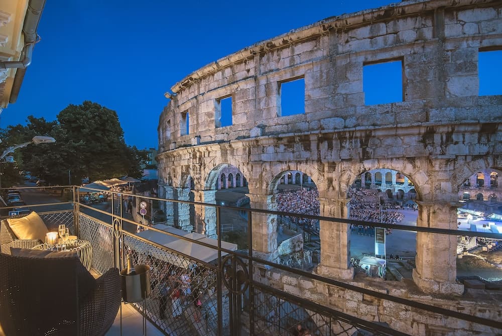 Arena & Seaview Luxurious Residence