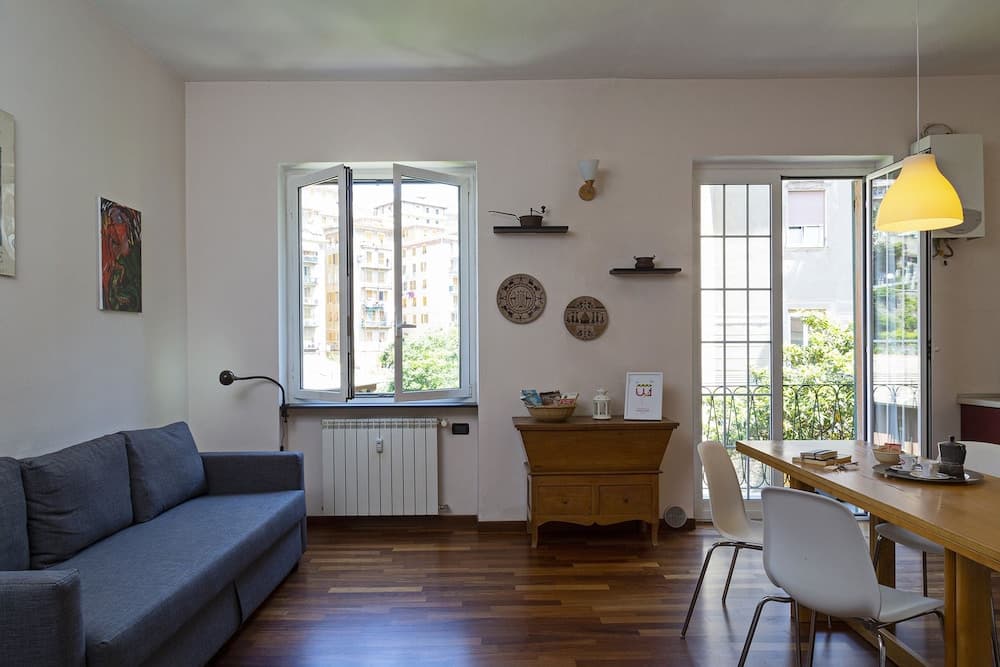 Sunny apartment over the harbor