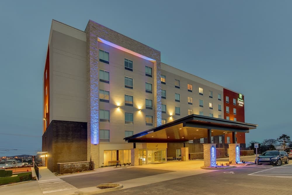 Holiday Inn Express & Suites Nashville Metrocenter Downtown by IHG