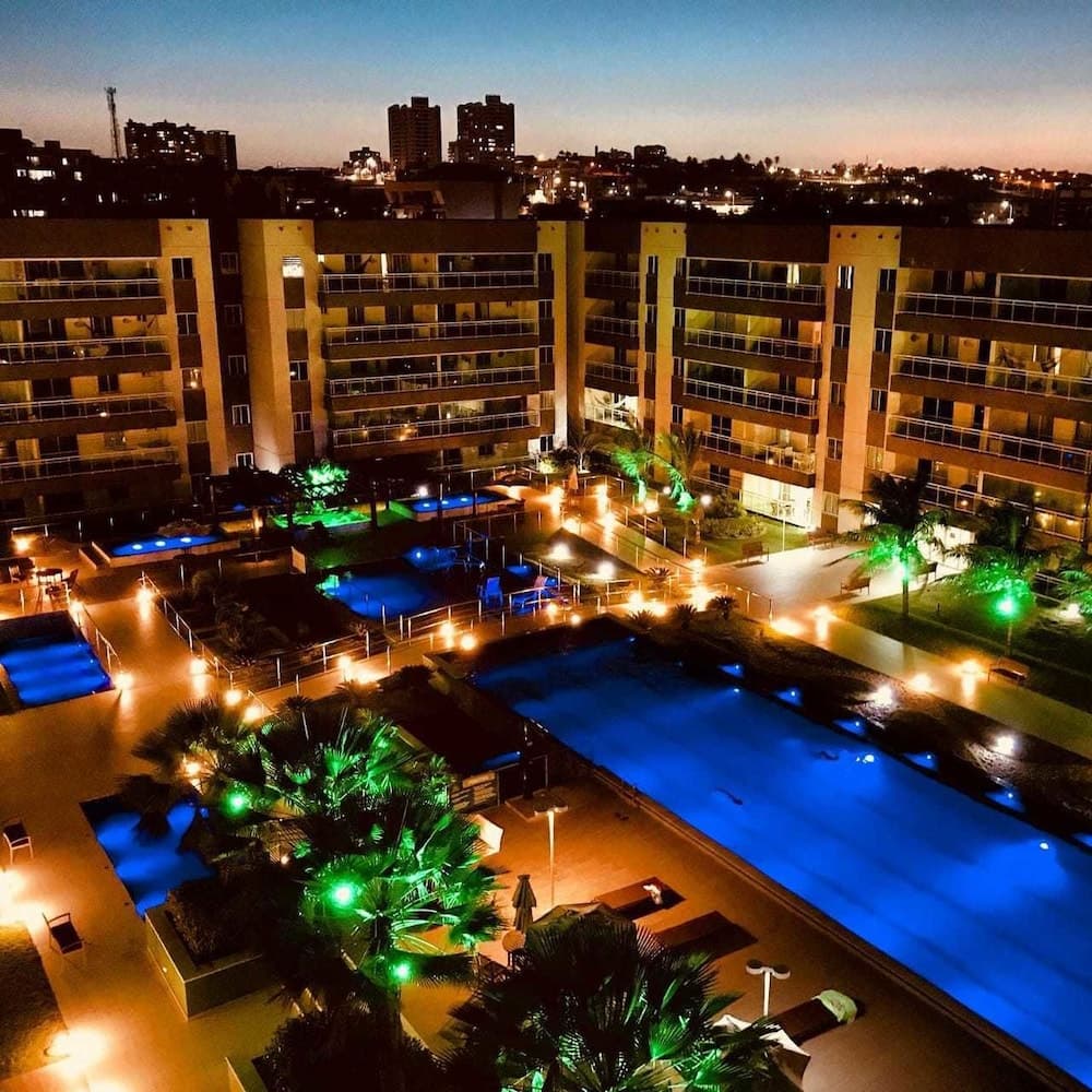 Konaklama yerinin ön cephesi - akşam/gece