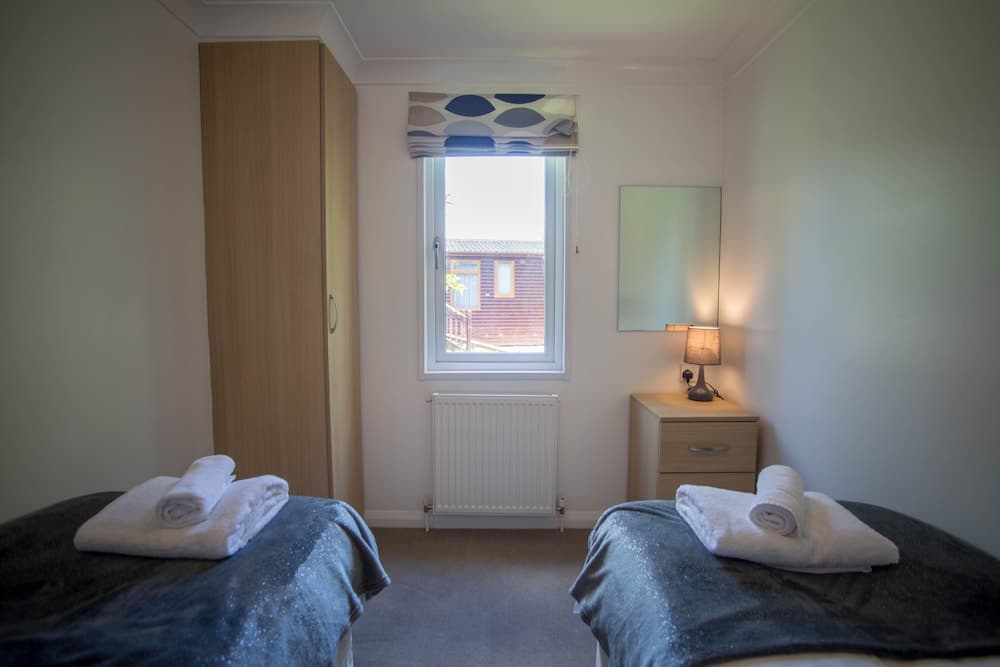 2BR Felmoor Lodge - Hot Tub & Parking