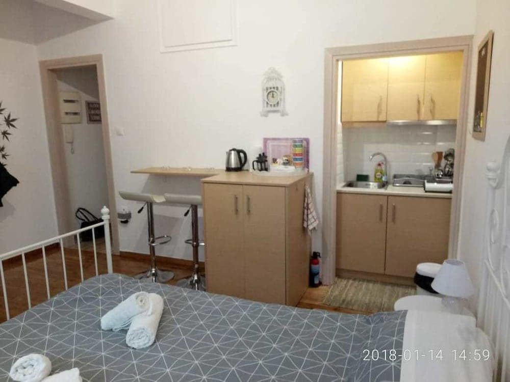 Modern ideally located studio apartment