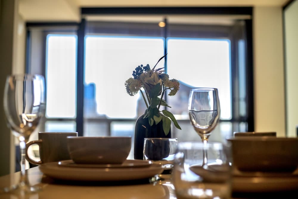 Stunning Newly Furnished 2 Bedrooms Apartment