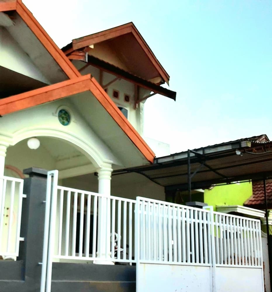 Almira Homestay near Airport - Hostel