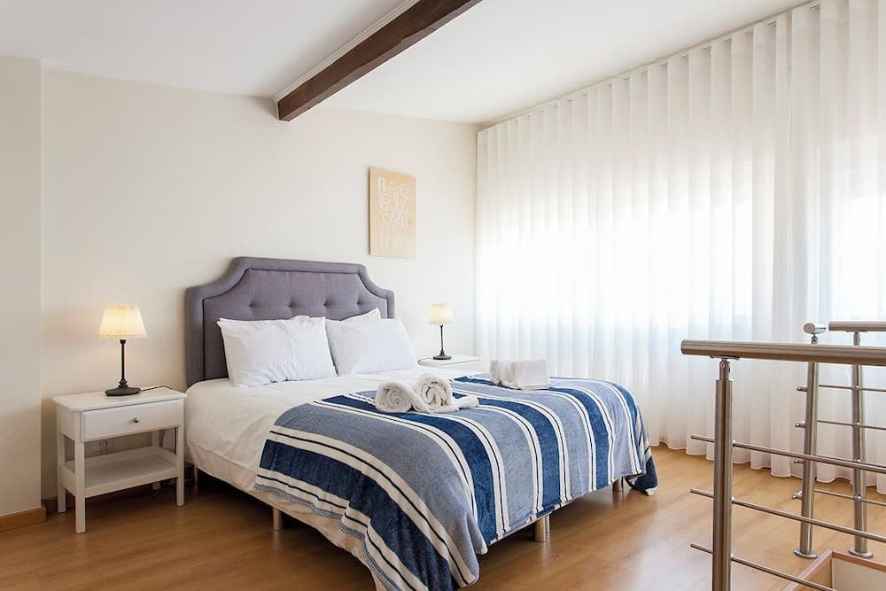 JOIVY Bright 2BR Apt w/River Views &balcony in Alfama, moments from Santa Apolonia train station