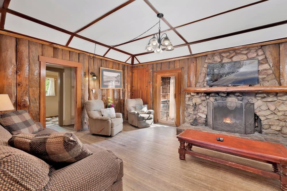 Lodge House #100