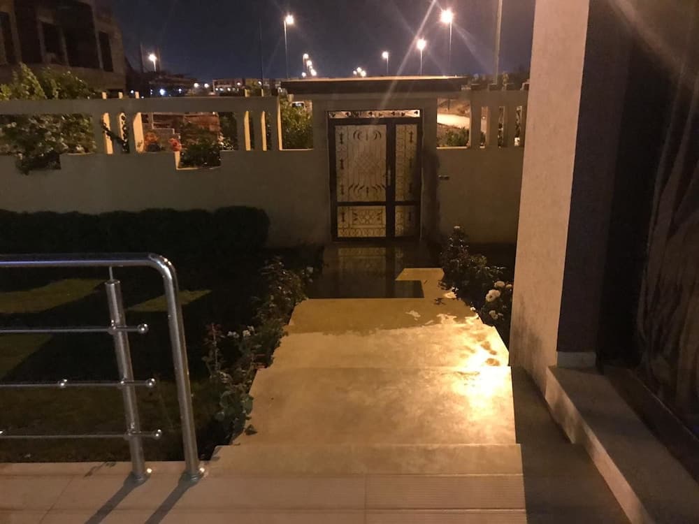 Konaklama yerinin ön cephesi - akşam/gece