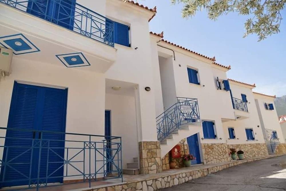 Matina Apartments Tyros