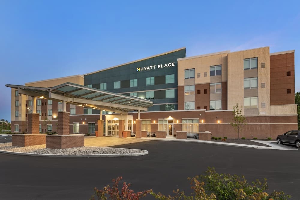 Konaklama yerinin ön cephesi - akşam/gece