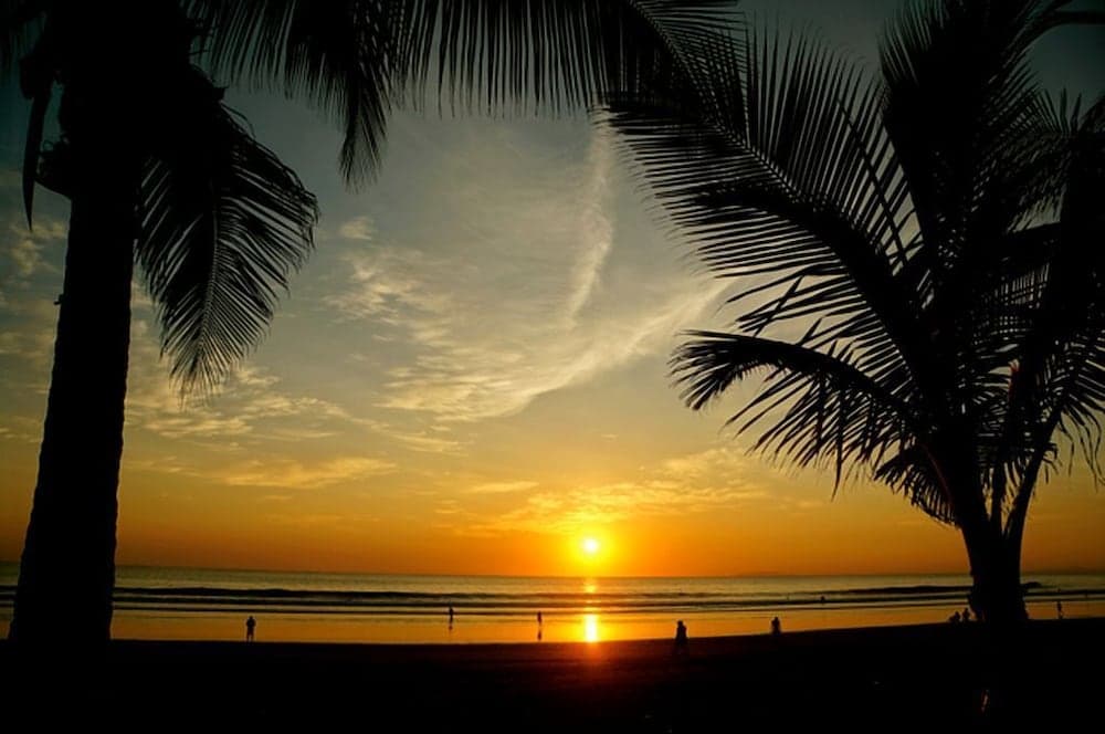 Konaklama yerinin ön cephesi - akşam/gece