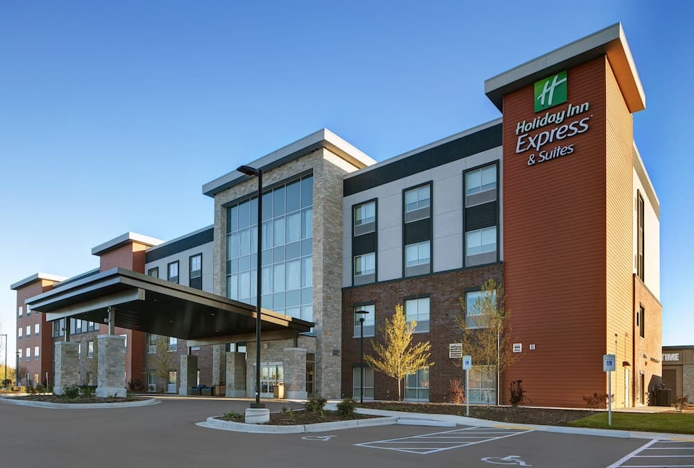 Holiday Inn Express & Suites Milwaukee - Brookfield by IHG