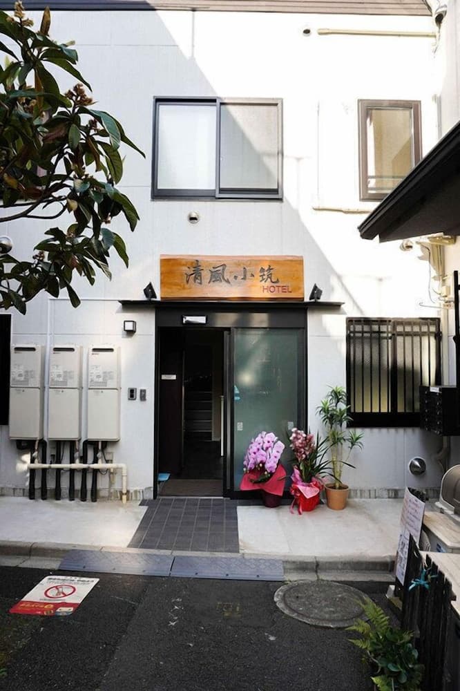 Breeze Shortstay Female Only