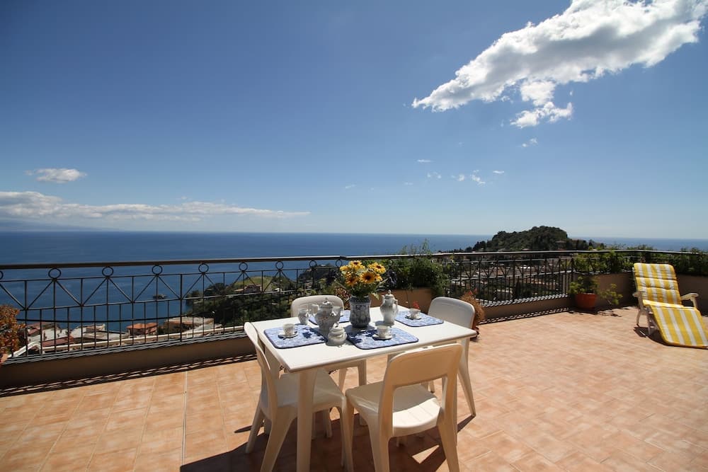 Fontana Vecchia Seaview Apartment