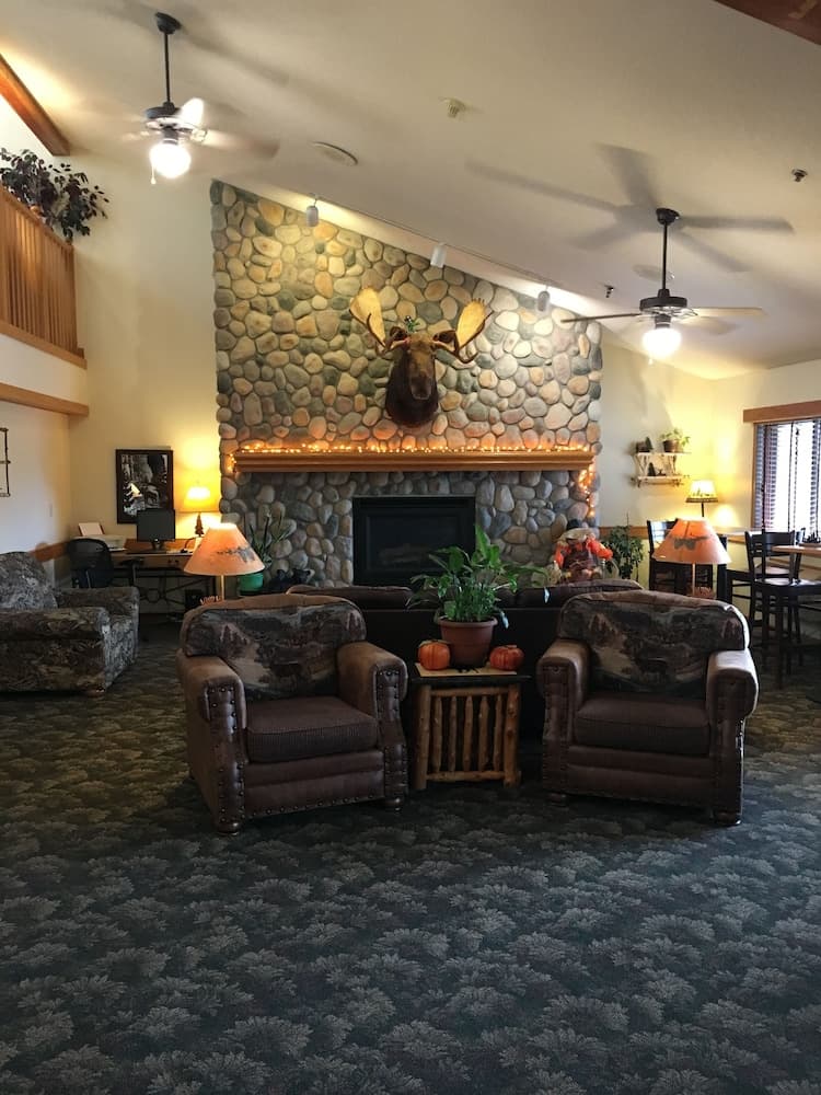 Moose Lake Lodge & Suites