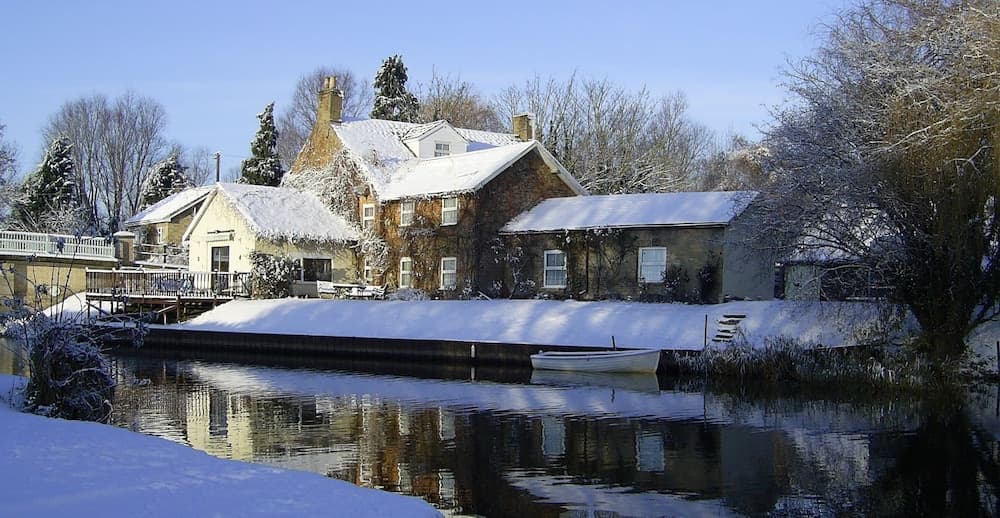 Picturesque Riverside Cottage - 2 Bedroom