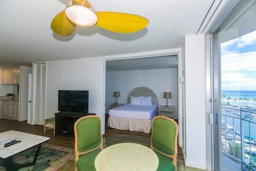 Ilikai Marina One Bedroom Harbor View Condos - Walk to Ala Moana Beach Park!