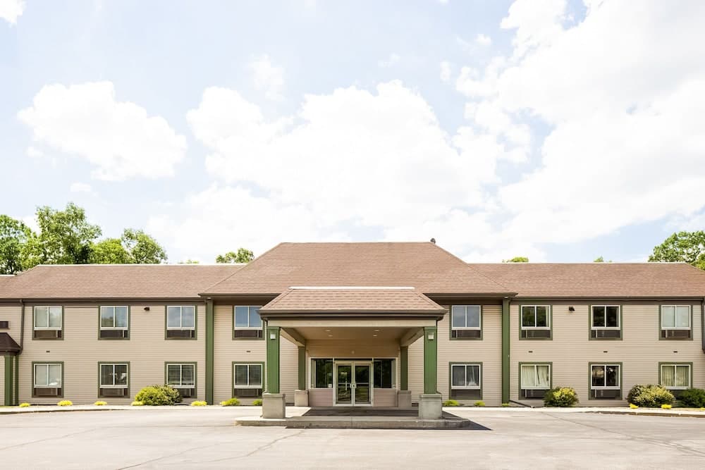 Econo Lodge Whitehall near Michigan's Adventure