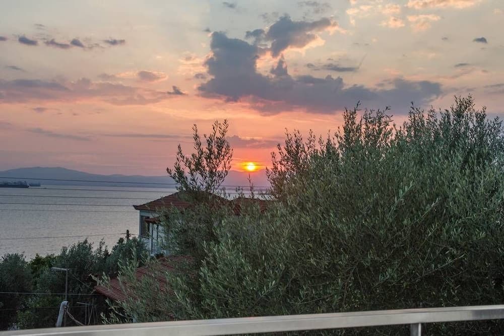 Nina's Villa, Cosy Seaview Retreat