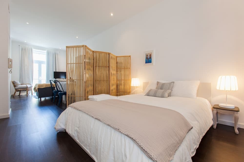 Typical Light Filled Graça Apartment, By TimeCooler