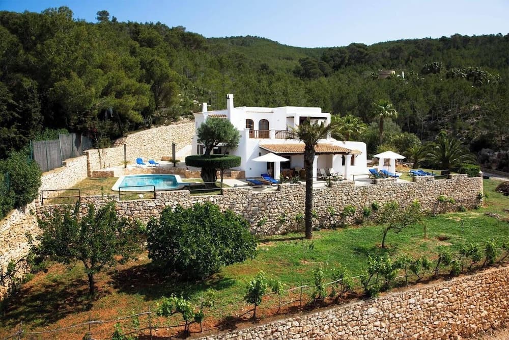 Villa Maderus, op een Heuvel Midden in de Natuur