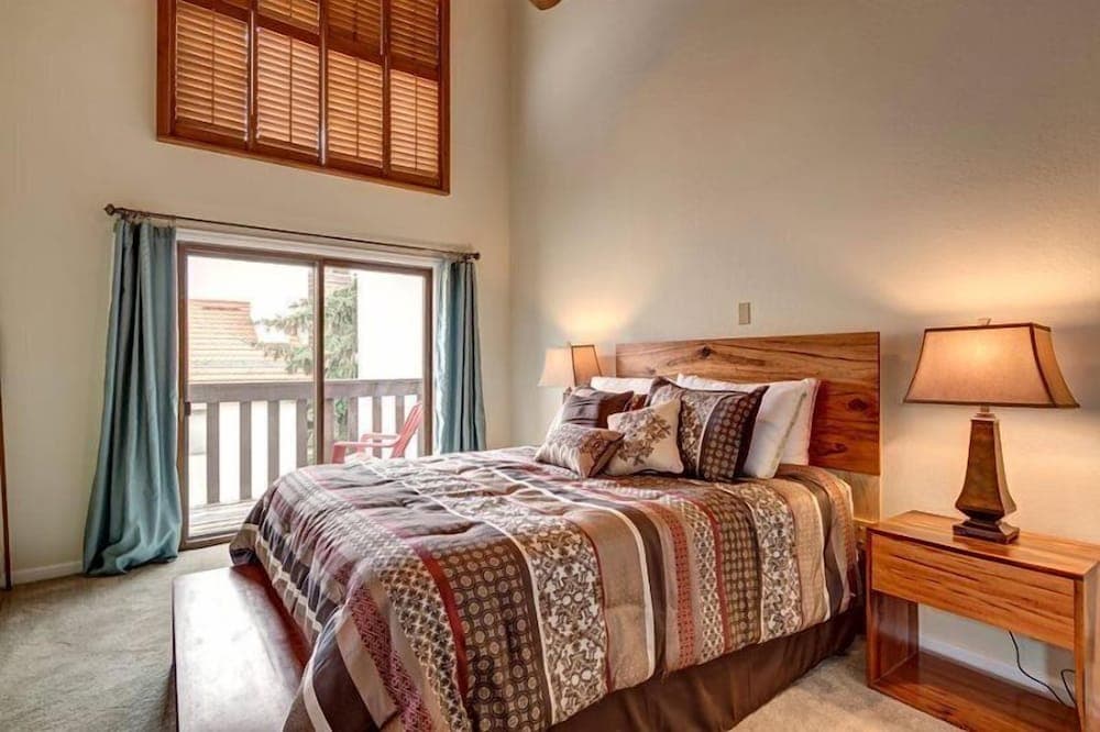 2-225 Eagle Dr Unit 8B Summer Only