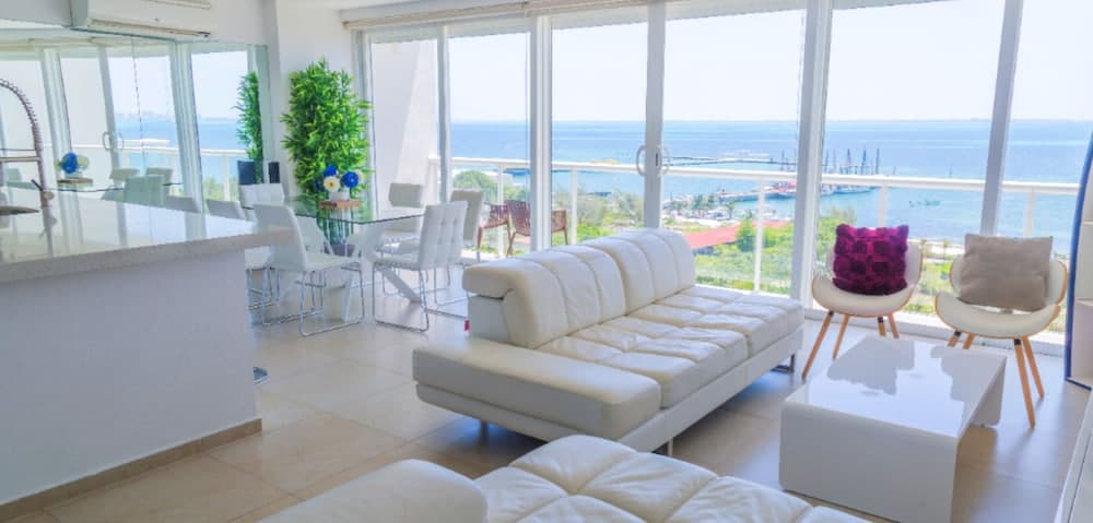 MARINA Beachfront 2 BDR- Amazing Oceanview