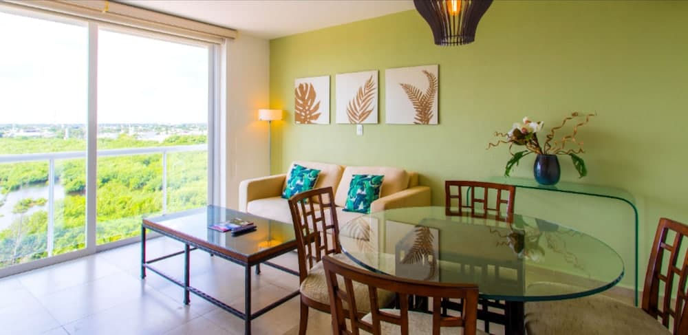 TROPICAL Beachfront 1 BDR