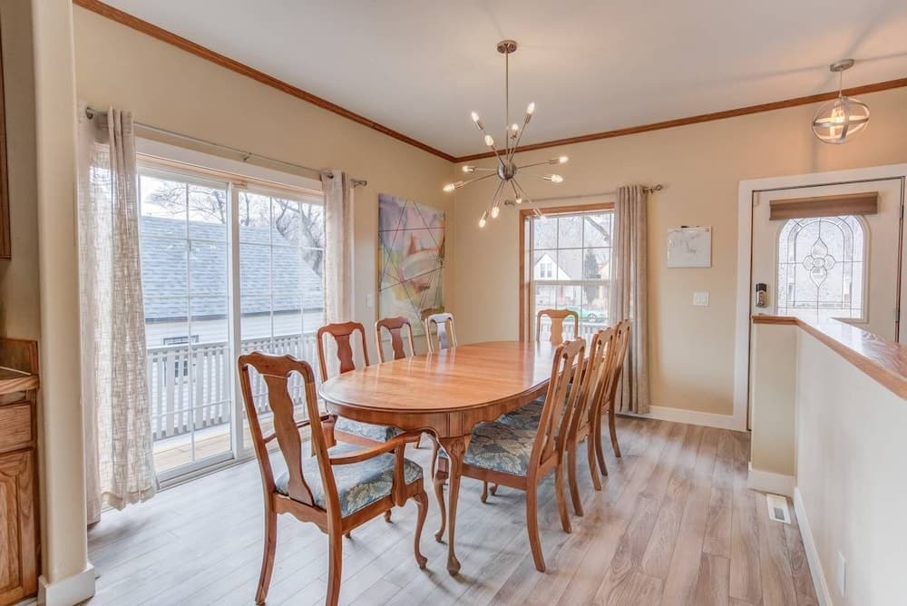 Pet-friendly 4 BR Family Stay Near Downtown