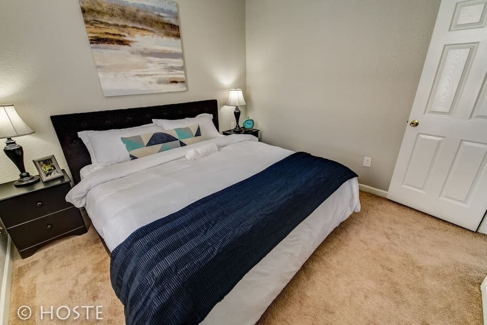 1BR Downtown Townhome King Bed, 5 Min to Shops