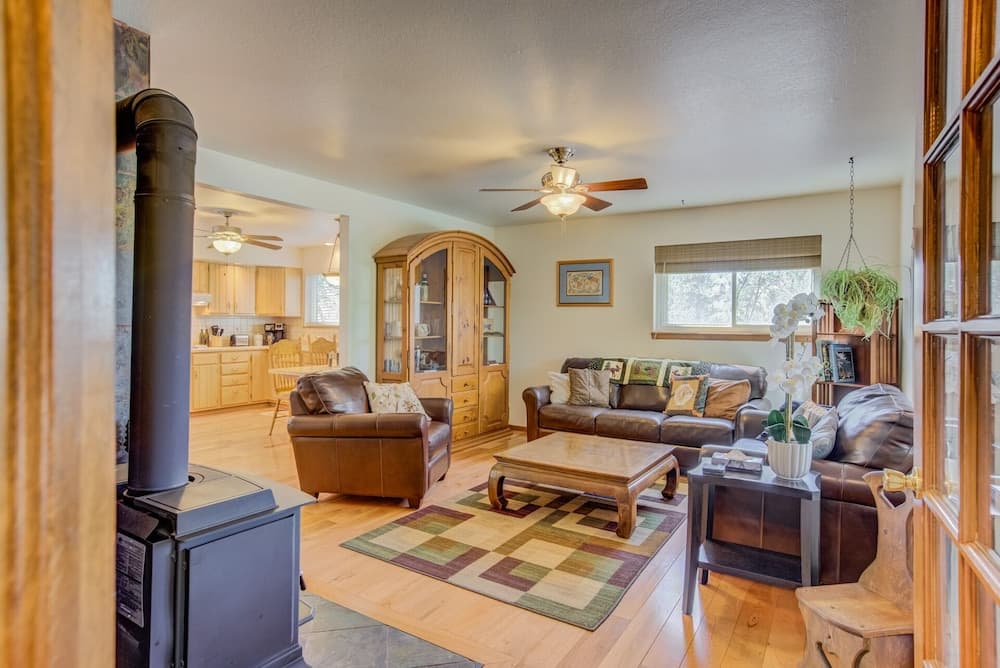 4 BR Country Home in Suburbs W/trails & Parks